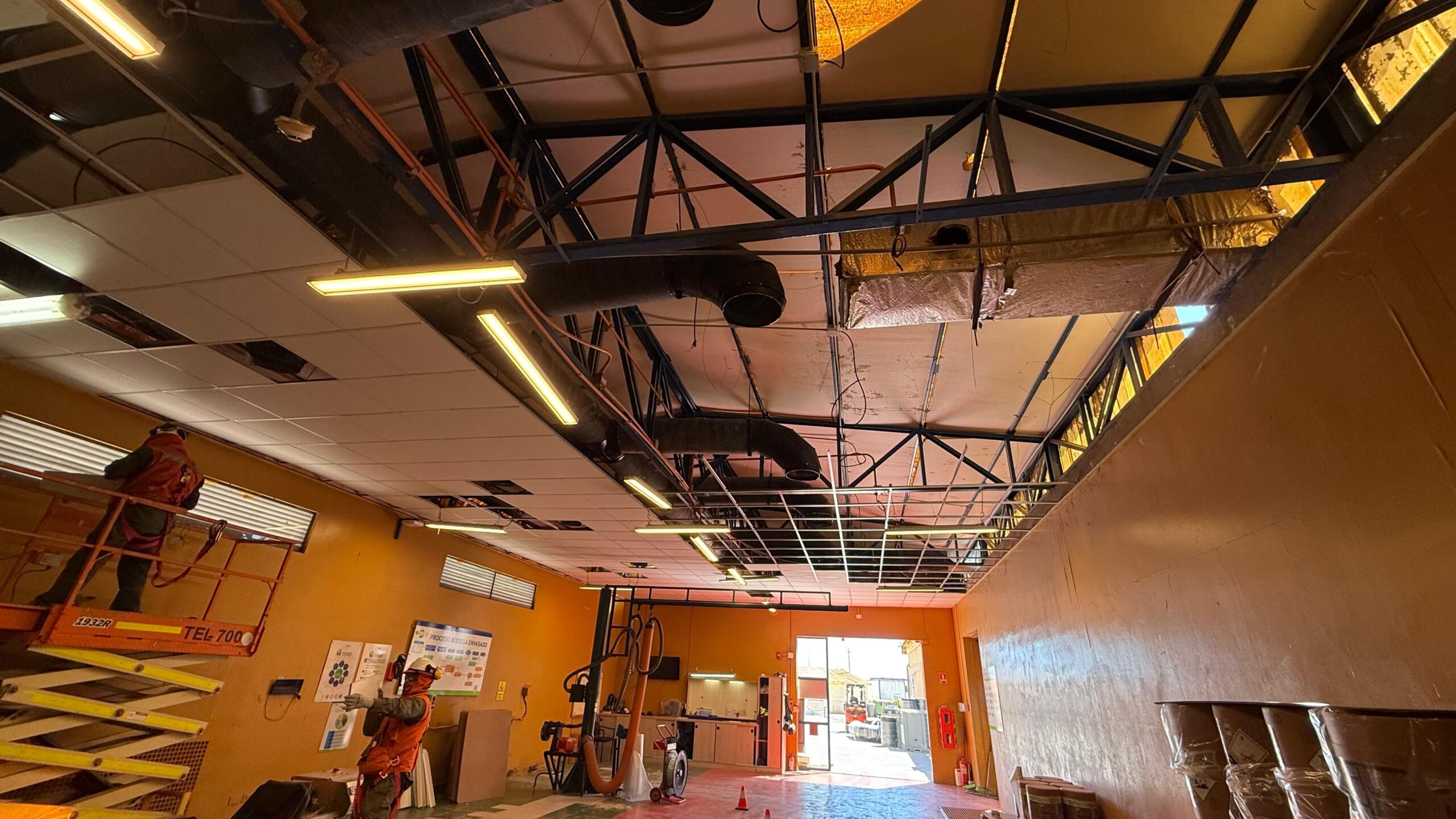 Instalación de ductos y cielo americano en recinto industrial