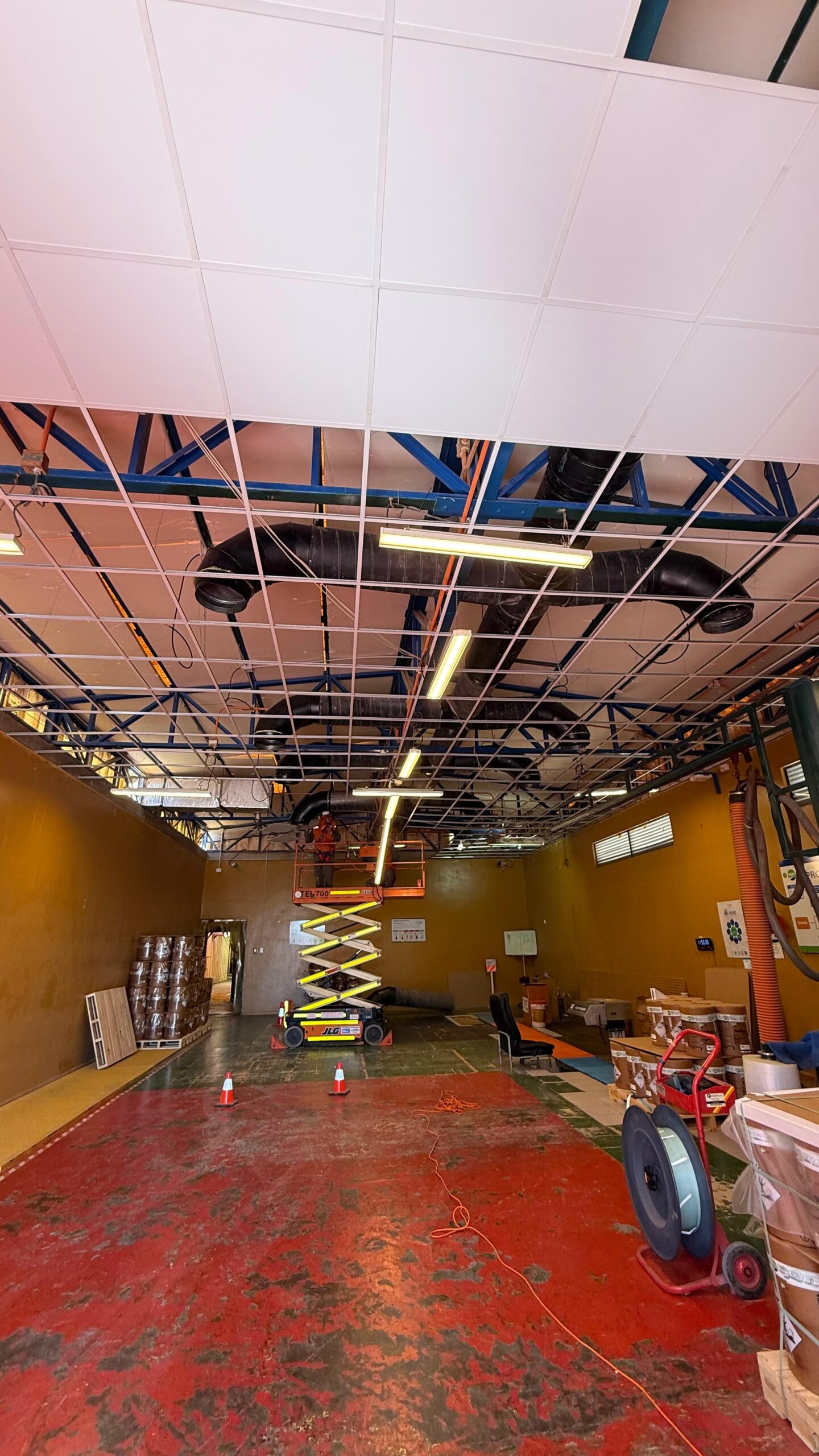 Proceso de instalación de cielo modular con plataforma elevadora