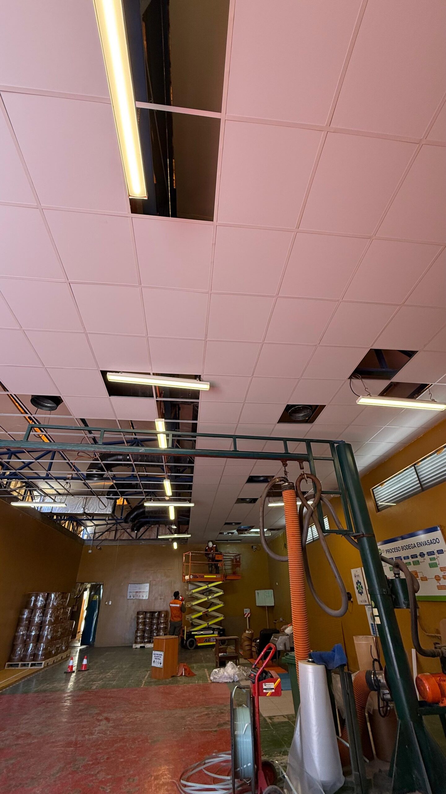 Vista general de instalación de cielo modular en proceso