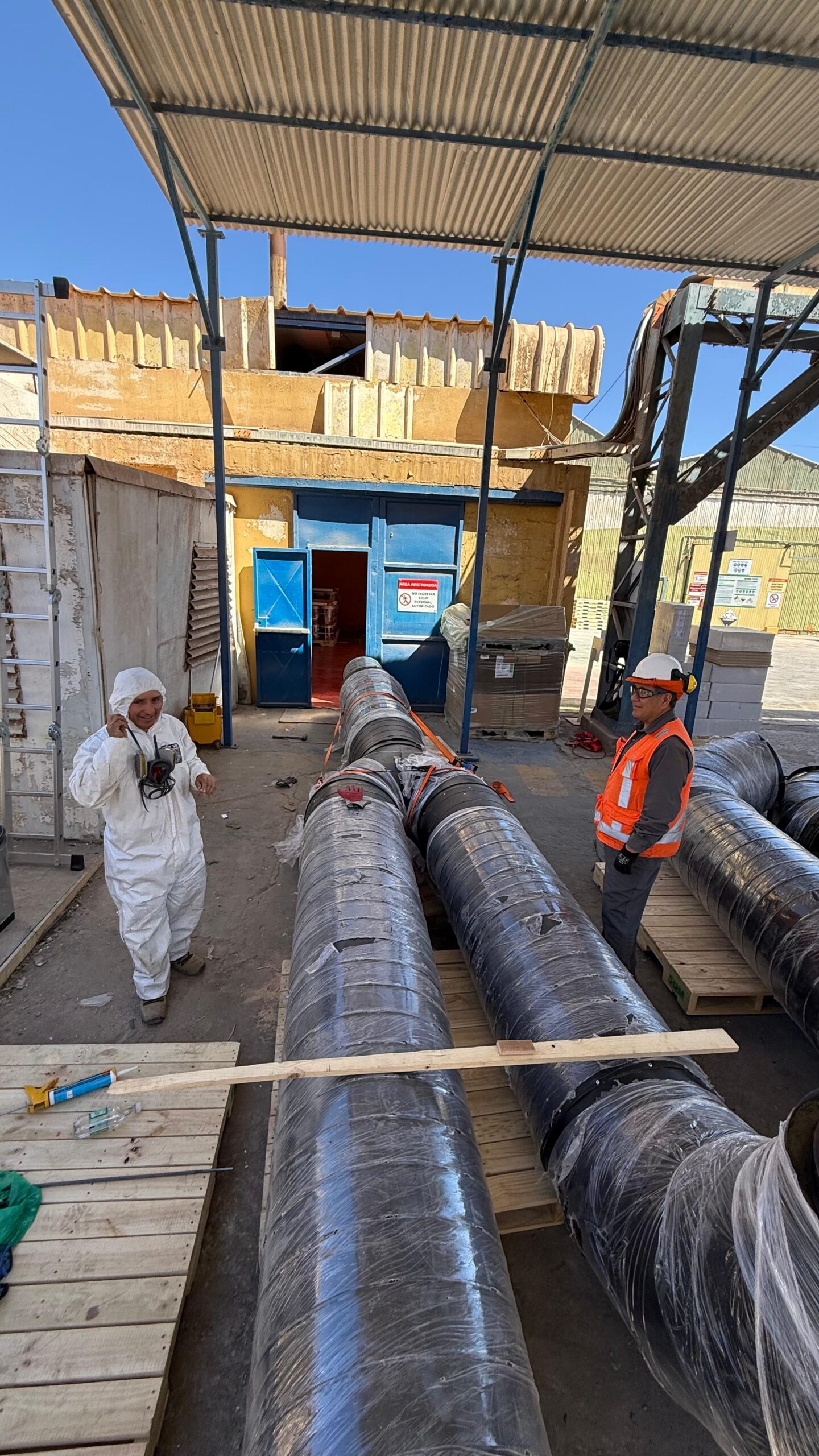Ductos de gran diámetro en zona de preparación de planta industrial