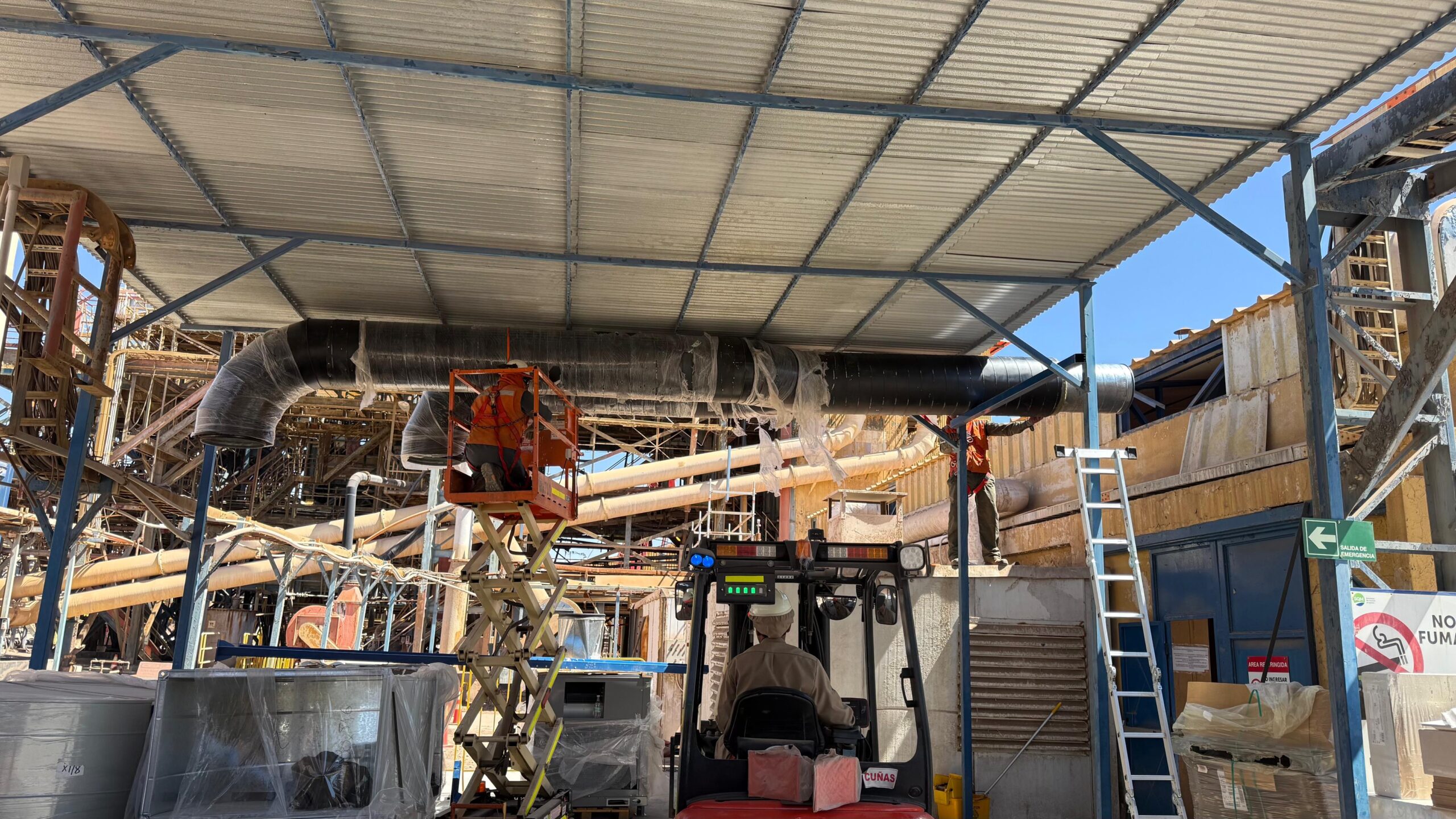 Montaje de ductos de climatización con maquinaria elevadora