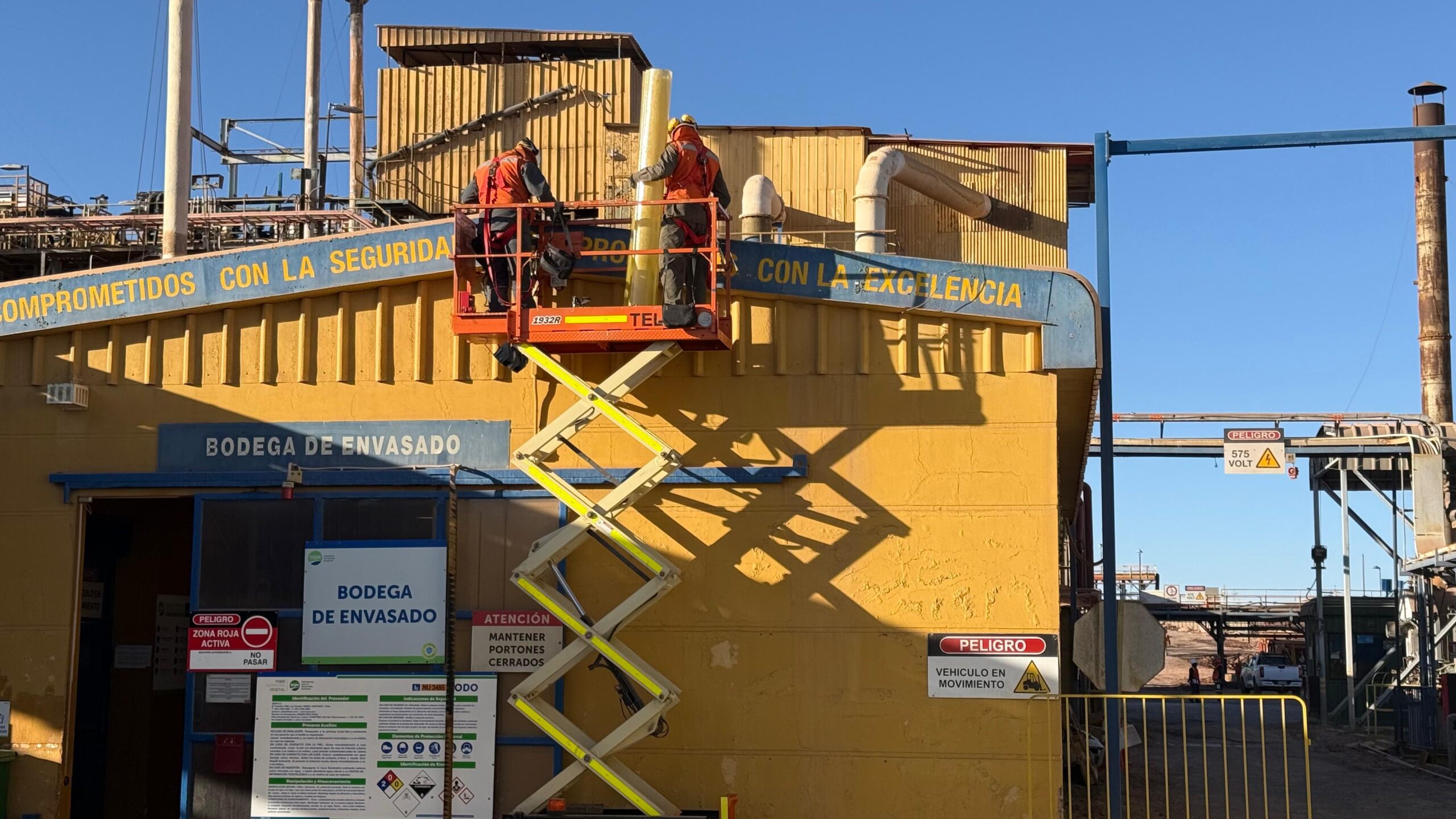 Trabajo en altura en bodega de envasado, instalación de ductos de climatización